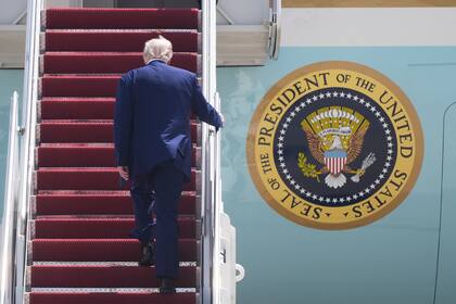 El presidente Donald Trump aborda el avión presidencial en la Base Andrews, en Maryland, el lunes 12 de mayo de 2025, para su viaje rumbo a Riad, Arabia Saudí. (AP Foto/Manuel Balce Ceneta)