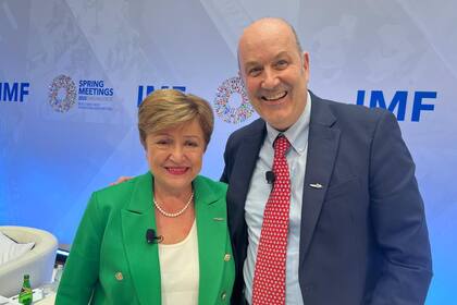 Kristalina Georgieva y Federico Sturzenegger, con los pines de la motosierra, en la sede del FMI, en Washington.